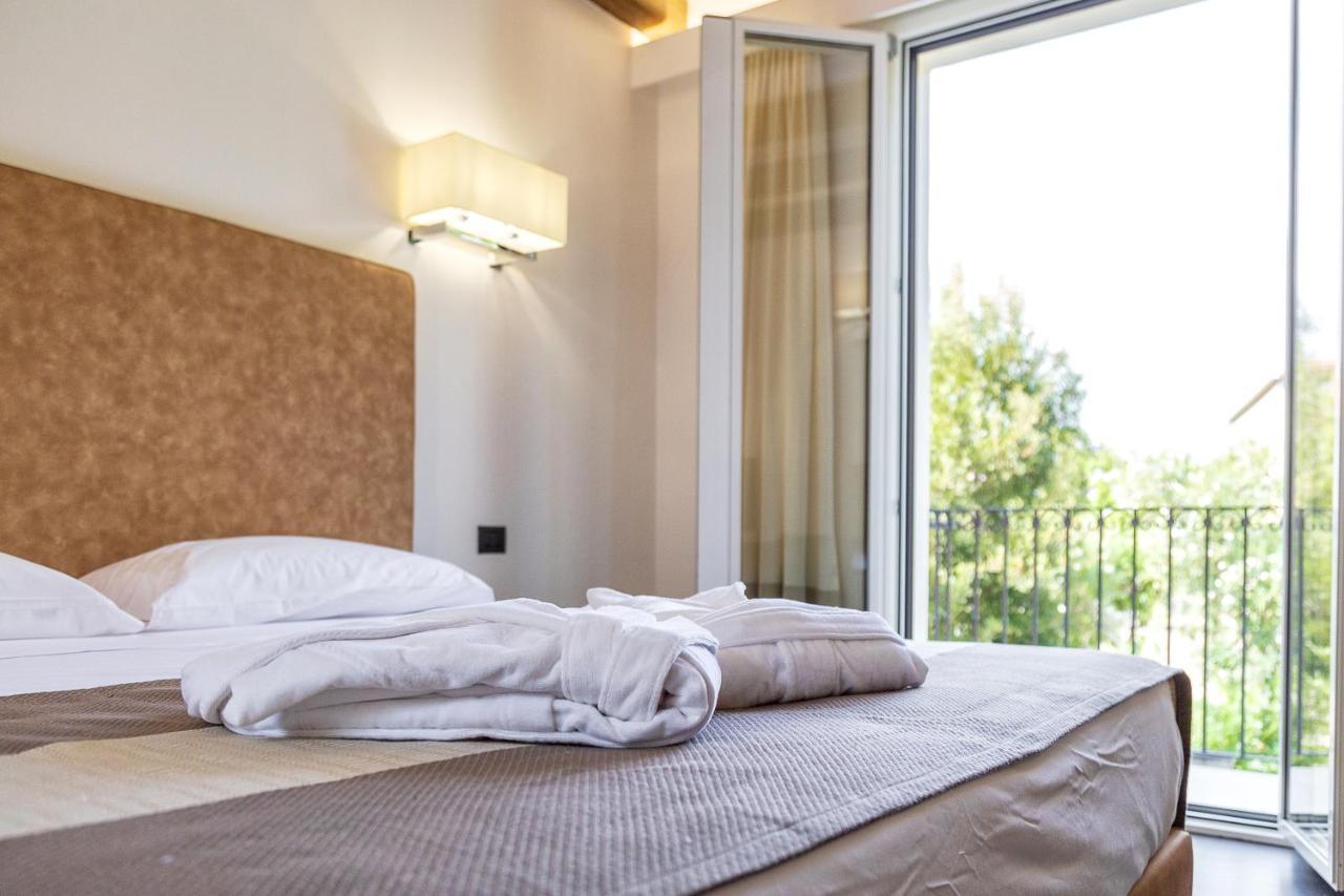 Raphael Hotel Àrbatax Zewnętrze zdjęcie